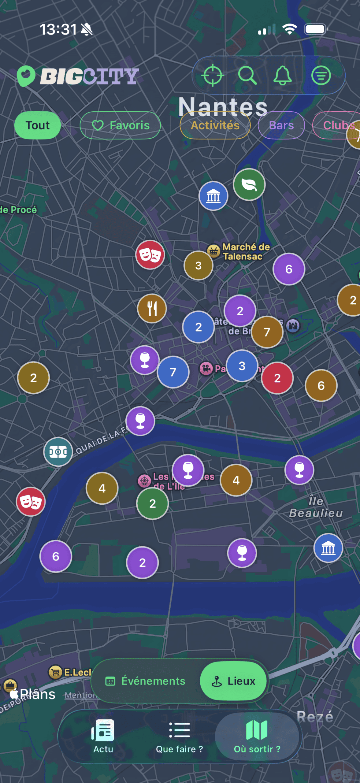 Onglet « Où sortir ? » en vue Lieux : bars, restaurants, musées, théâtres et parcs de la métropole angevine, chacun avec sa couleur de catégorie.
