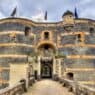Brocante professionnelle organisée dans le quartier du château d’Angers chaque premier dimanche du mois