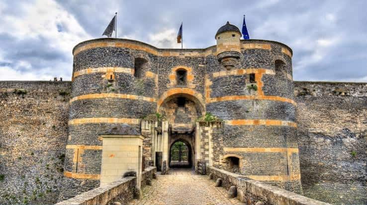 Brocante professionnelle organisée dans le quartier du château d’Angers chaque premier dimanche du mois