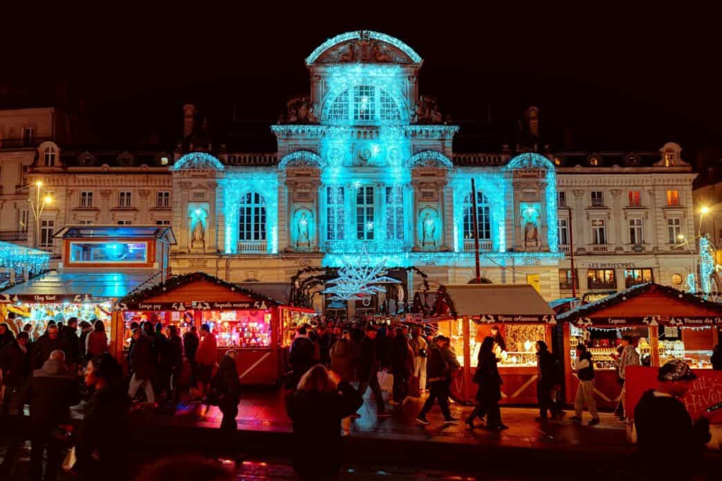 Chalets du marché de Noël sur la place du Ralliement à Angers