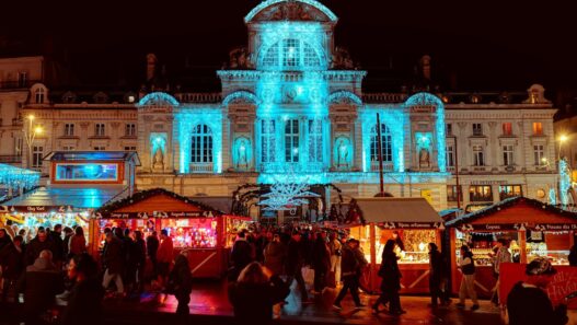 Chalets du marché de Noël sur la place du Ralliement à Angers