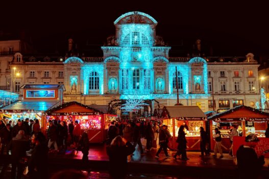 Chalets du marché de Noël sur la place du Ralliement à Angers