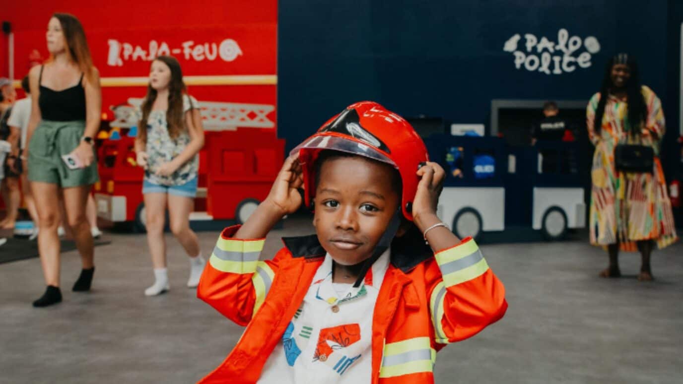 Enfant avec un casque