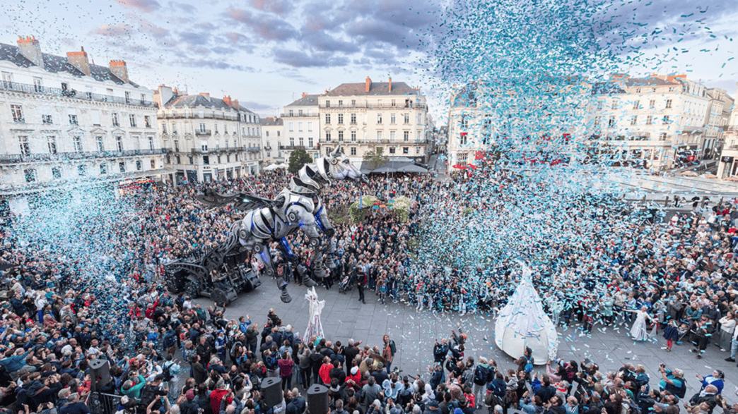 Spectacle nocturne des Accroche-cœurs devant le public dans le centre-ville d’Angers.
