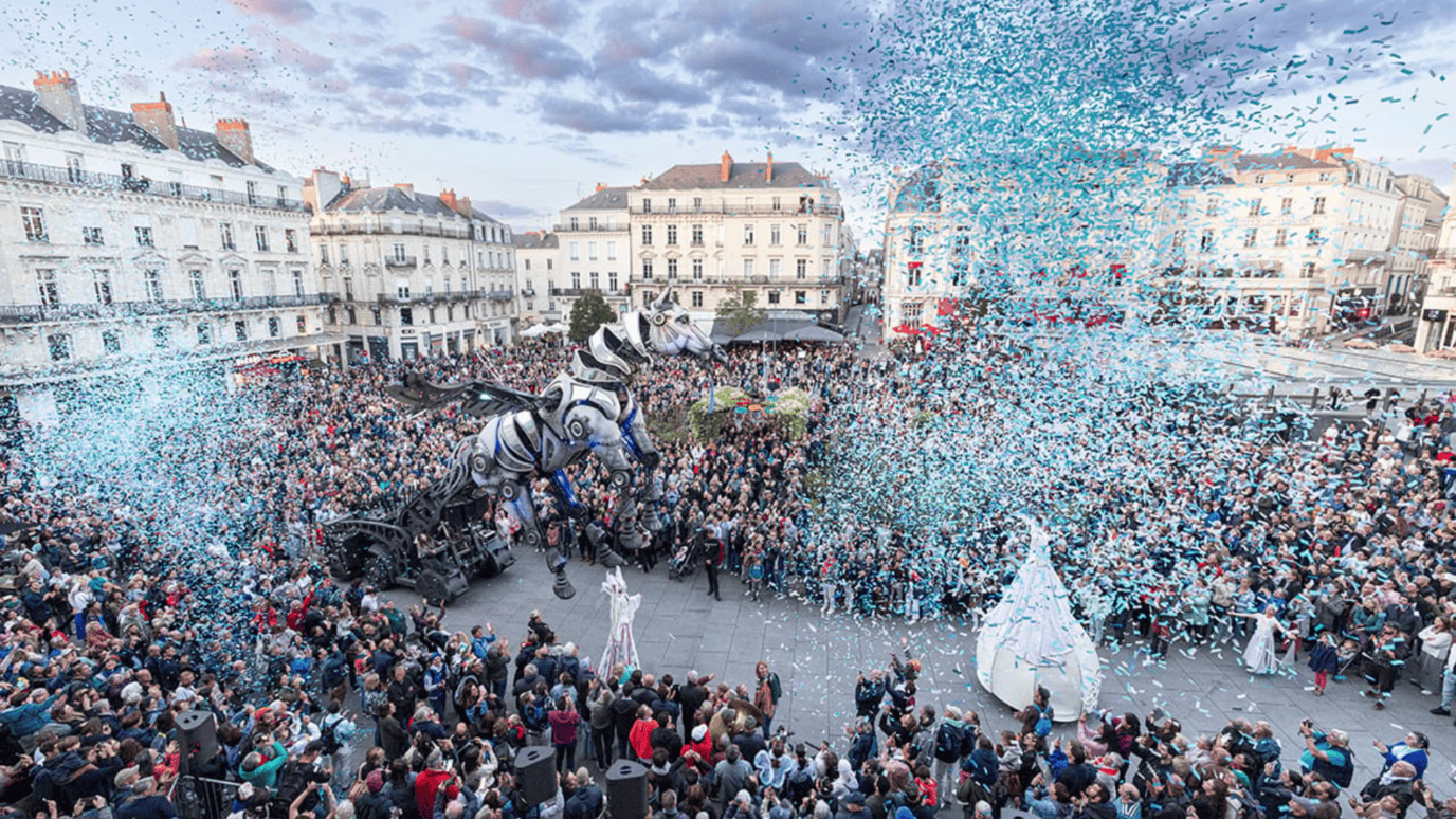 Spectacle nocturne des Accroche-cœurs devant le public dans le centre-ville d’Angers.
