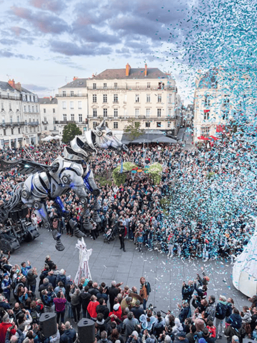 Spectacle nocturne des Accroche-cœurs devant le public dans le centre-ville d’Angers.